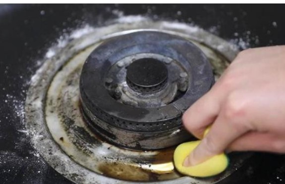 Hướng dẫn cách dễ dàng loại bỏ bụi bẩn trên bếp ga mà không cần một giọt nước, chỉ với ba loại vật liệu trong mỗi gia đình