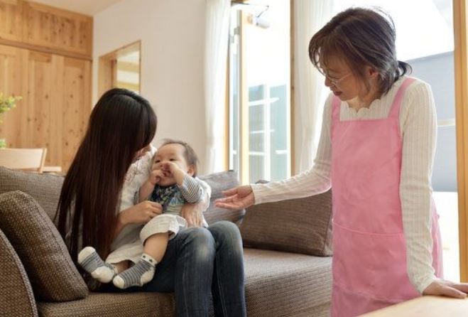 Con dâu ngủ 10 giờ sáng chưa dậy, mẹ chồng tức giận vào phòng kéo chăn, cảnh tượng trước mắt khiến bà tá hoả