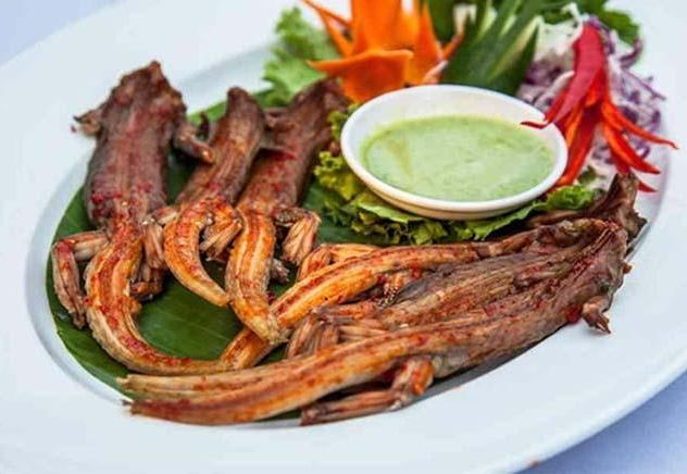 'Lộc trời' ở núi Bà đen bò ra từ trong hang đá, dân bắt về phơi khô thành đặc sản, giá 1,5 triệu đồng/kg vẫn khó mua