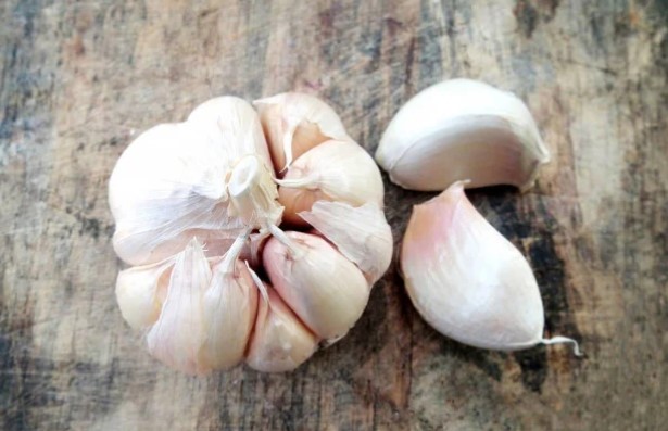 Làm sao để giữ tỏi lâu? Chỉ cần cho 2 loại này vào túi, tỏi để cả năm cũng không lo nảy mầm