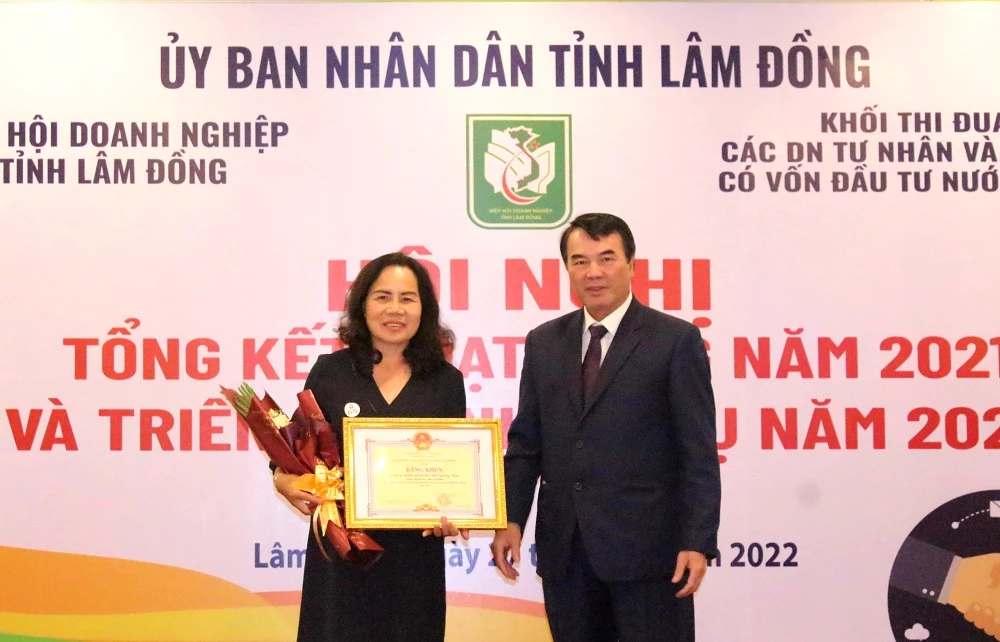 Lãnh đạo UBND tỉnh Lâm Đồng tặng bằng khen cho bà Đinh Thị Mỹ Phượng – Giám đốc Công ty TNHH Quảng Thái.