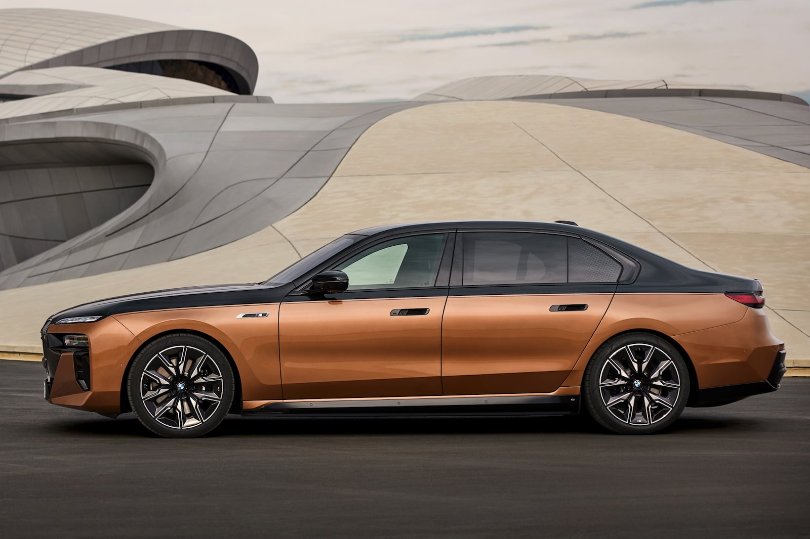 BMW i7 M70 xDrive ra mắt: Công suất 657 mã lực, ngập tràn công nghệ, giá hơn 7,1 tỷ đồng