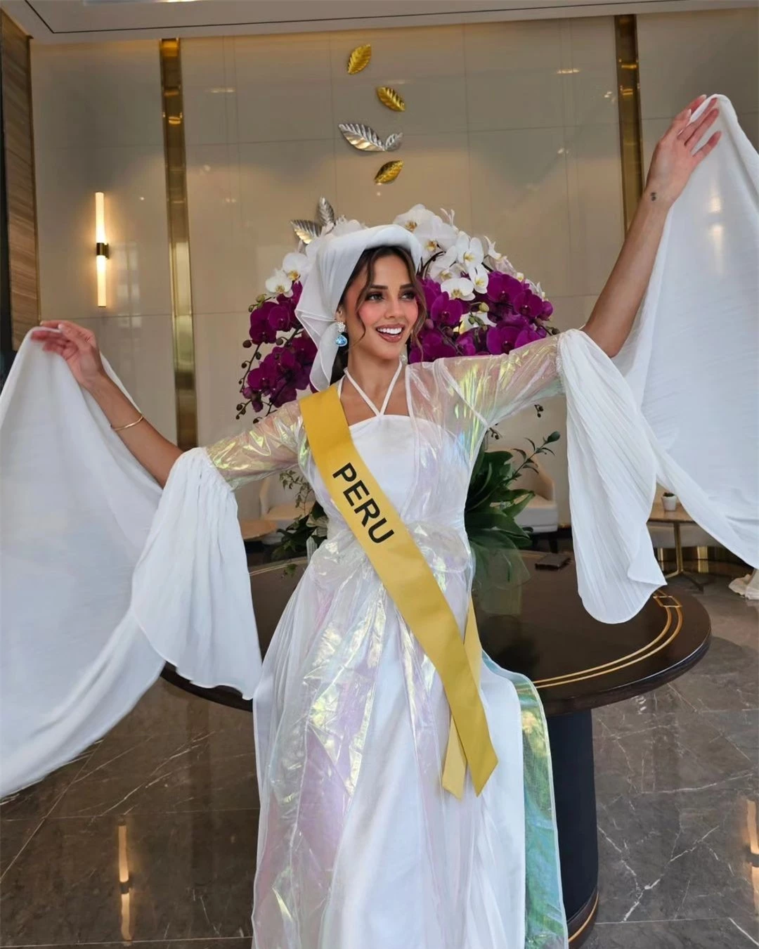 Người đẹp mất 40 giờ đồng hồ để tới Việt Nam thi Hoa hậu Hòa bình ảnh 1
