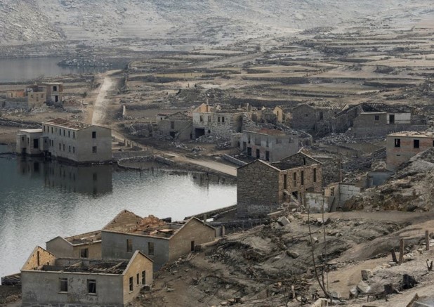 ‘Ngôi làng ma’ trỗi dậy từ lòng hồ ở Tây Ban Nha