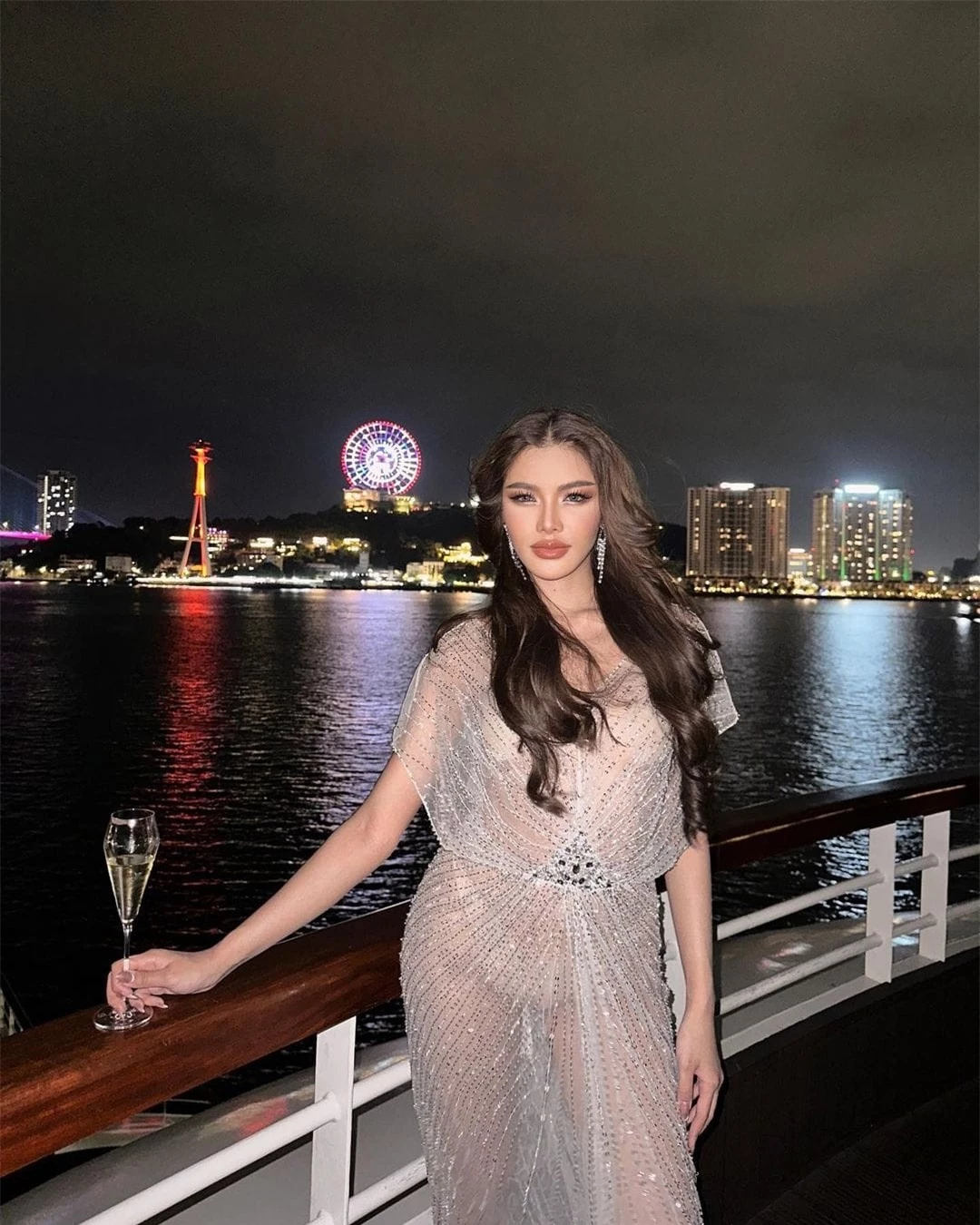Hoa hậu Hòa bình Thái Lan mặc váy xuyên thấu ảnh 2