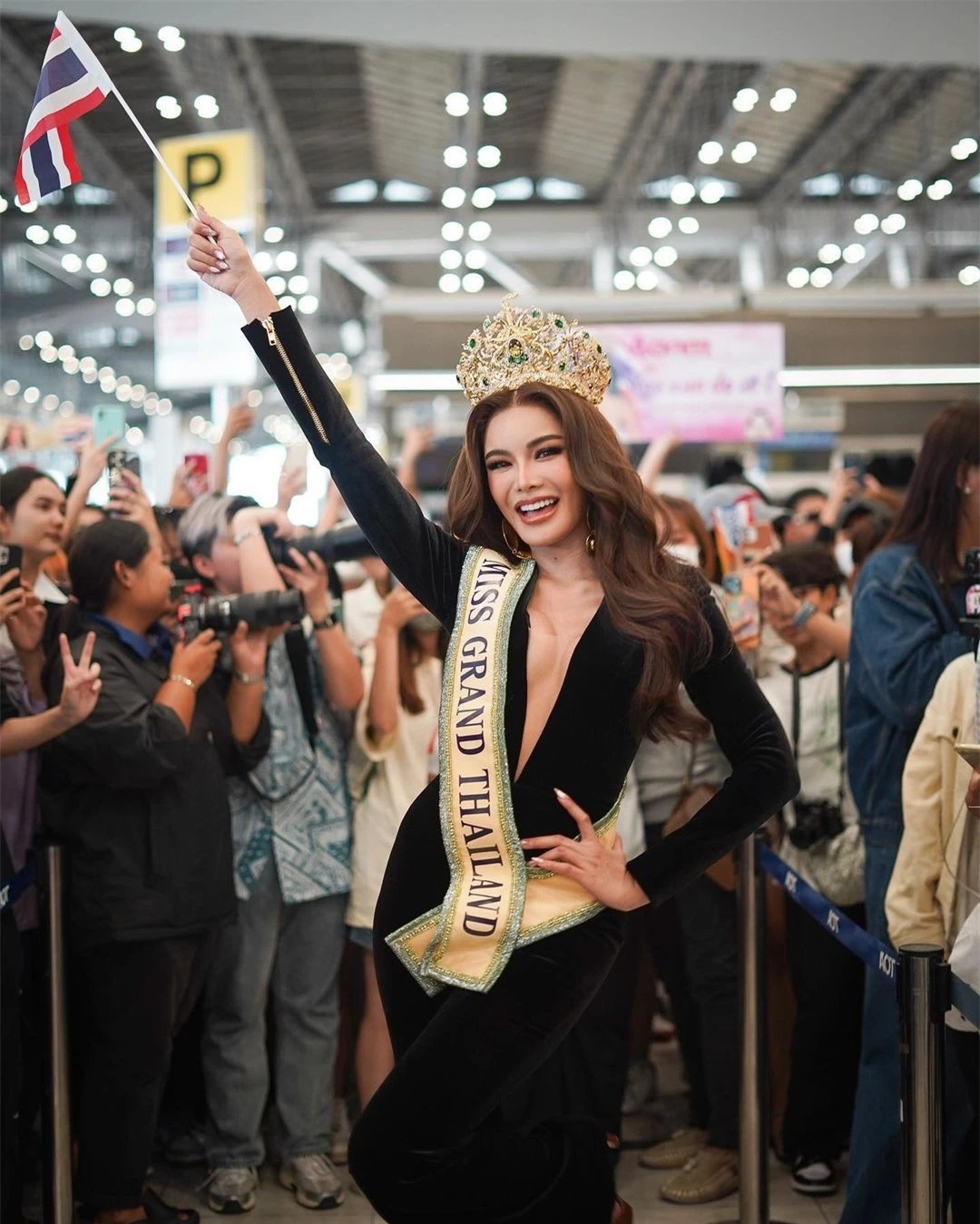 Hoa hậu Hòa bình Thái Lan mặc váy xuyên thấu ảnh 25