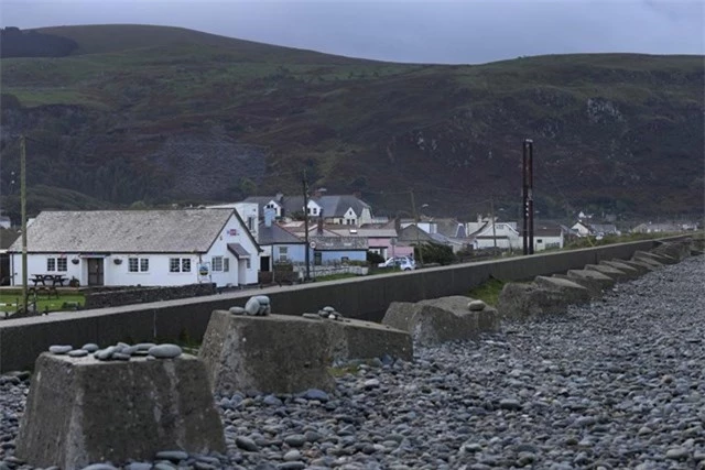 Hàng phòng vệ trị giá hàng triệu bảng Anh để ngăn thủy triều ở làng Fairbourne, hạt Gwynedd, xứ Wales. Ảnh: AP.