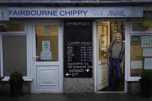 Ông Alan Jones, chủ sở hữu của Fairbourne Chippy ở làng Fairbourne. Ảnh: AP.