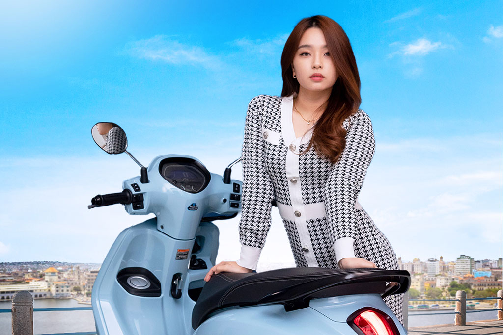 Người đẹp khoe sắc bên xe tay ga Yamaha
