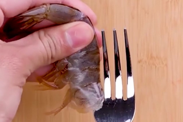 Lột vỏ tôm trong nháy mắt nhờ mẹo vặt cực đơn giản từ đầu bếp 5 sao