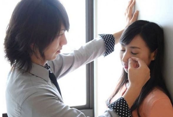 Bạn bè đều ganh tị khi tôi có một cô bạn gái xinh đẹp, sang chảnh nhưng đâu ai biết mỗi khi đi cùng cô ấy, tôi lại xấu hổ lo lắng và giật mình thon thót