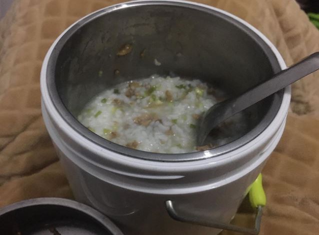 Bát cháo đặc biệt mà chàng trai nấu cho bạn gái nhưng câu chuyện phía sau mới khiến nhiều người xúc động