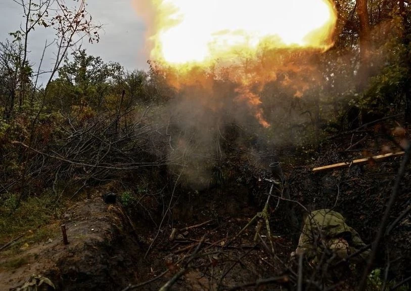 Binh sĩ Ukraine bắn súng cối về phía quân đội Nga tại một vị trí ở tiền tuyến ở vùng Donetsk, ngày 8/10. Ảnh: Reuters.