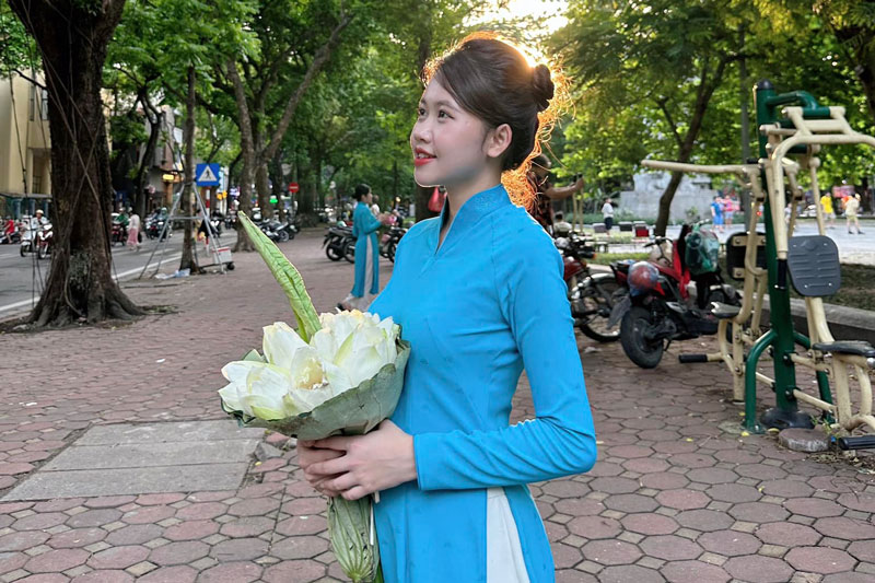 Nhan sắc bạn gái tiếp viên hàng không của tuyển thủ U23 Việt Nam sở hữu chiều cao 1m84