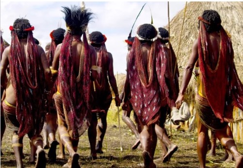 Rùng rợn trước tục lệ 'để tang' của bộ tộc Dani xứ Papua New Guinea