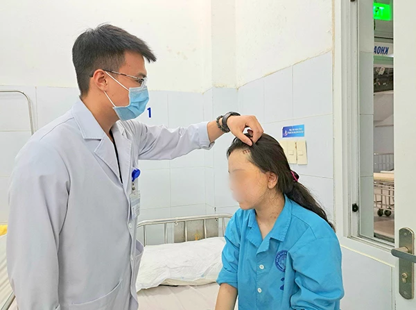 Các bác sĩ khoa Ngoại thần kinh BV Đà Nẵng thăm khám cho bệnh nhân N sau ca phẫu thuật.