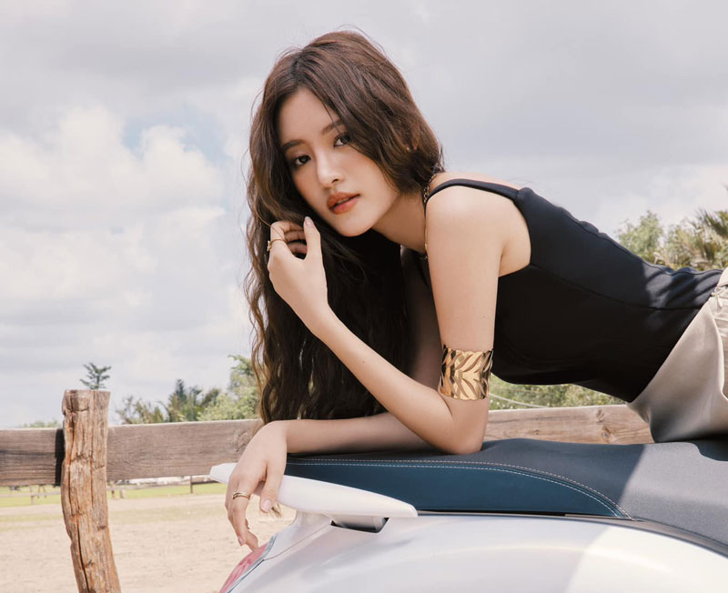 Hot girl Trâm Ngô khoe dáng cực xinh bên Yamaha Grande