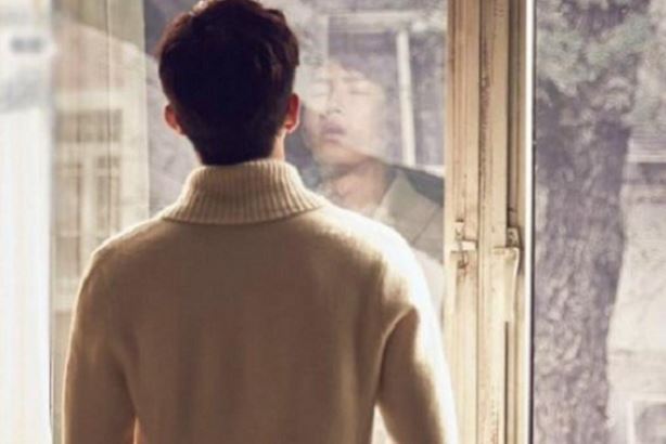 Vợ cũ đến thăm mẹ tôi bị ốm, lén nhìn hành động của hai người qua khe cửa mà tôi chỉ muốn hủy hôn với bạn gái hiện tại để rước cô ấy về