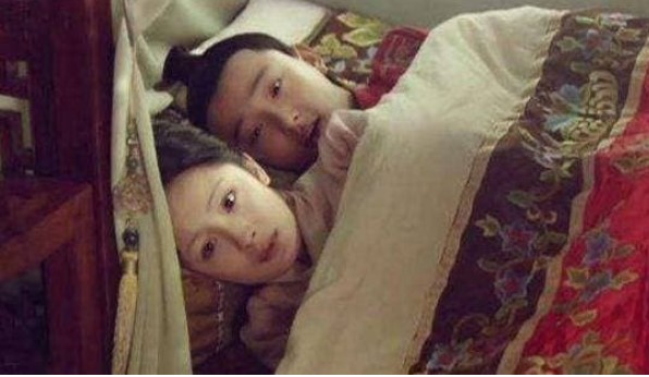 Ở thời cổ đại, nam chủ muốn ân ái với hầu gái, hầu gái phải làm thế nào? Hành động của nàng hầu khiến mọi người đỏ mặt!