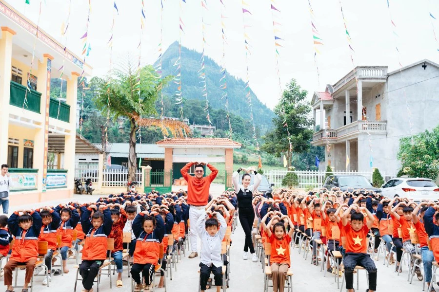 Ca sĩ Tuấn Hưng tặng bếp ăn cho học sinh ở Lào Cai