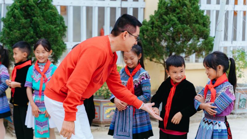 Tuấn Hưng và bà xã xây nhà ăn cho trẻ em khó khăn ở Lào Cai