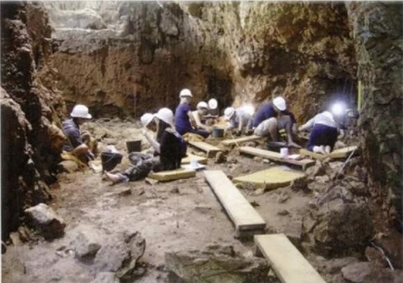 đốt lửa trong hang động 2 người xưa, người cổ đại, sử dụng lửa trong hang, đốt lửa trong hang động