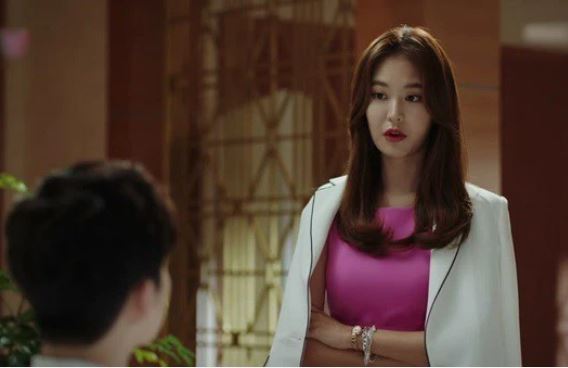 Chồng gian xảo bày mưu lừa vợ để đi công tác với bồ nhí nhưng tới sân bay đã bị 1 phen "hồn siêu phách lạc" và đòn kết của vợ mới thực “trị tận nọc”