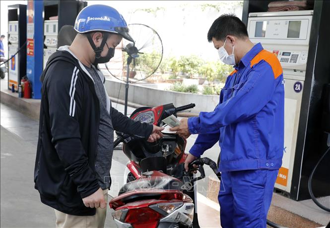 Cử tri kiến nghị giảm thêm thuế, phí xăng dầu để hỗ trợ doanh nghiệp