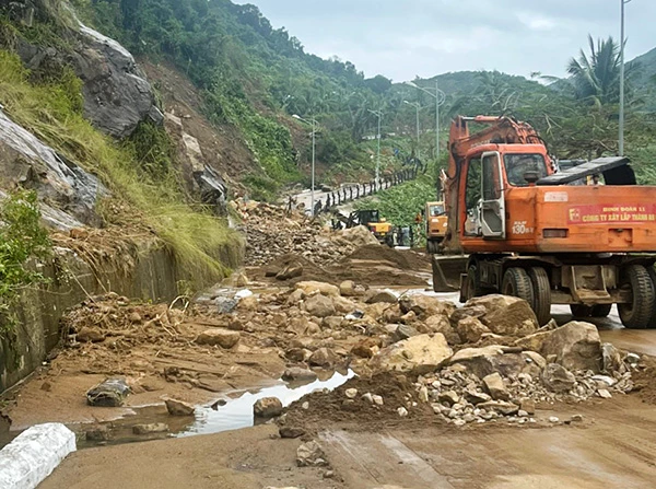 Đường Hoàng Sa - khu vực bán đảo Sơn Trà bị sạt lở nặng do đợt mưa lớn tháng 10/2022.