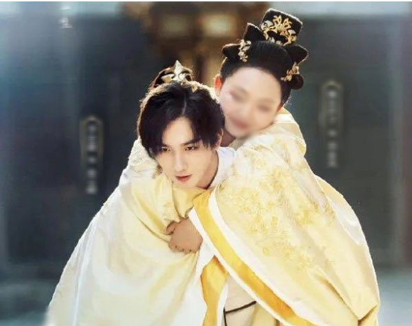 Sao nữ xấu đến mức bị bạn diễn hắt hủi trên phim trường, ai ngờ mất vai vì thô lỗ với đồng nghiệp khác