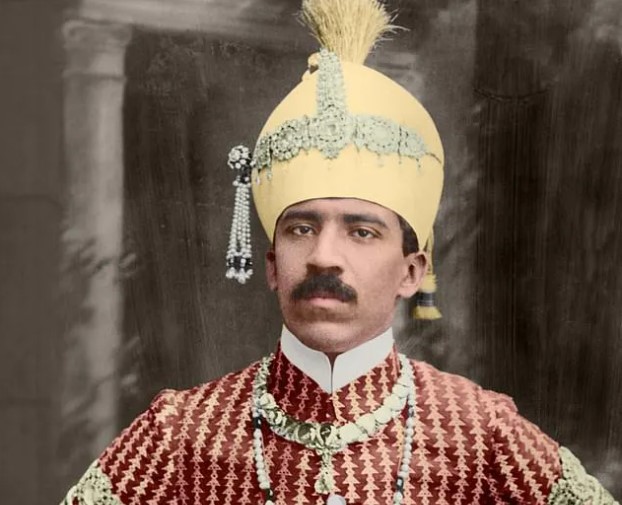 Cu&#x1ED9;c s&#x1ED1;ng k&#x1EF3; l&#x1EA1; c&#x1EE7;a qu&#x1ED1;c v&#x1B0;&#x1A1;ng gi&#xE0;u nh&#x1EA5;t l&#x1ECB;ch s&#x1EED;: S&#x1EDF; h&#x1EEF;u kh&#x1ED1;i t&#xE0;i s&#x1EA3;n &#x111;&#x1EE7; &quot;nu&#xF4;i c&#x1EA3; th&#x1EBF; gi&#x1EDB;i&quot; nh&#x1B0;ng m&#x1ED7;i tu&#x1EA7;n ch&#x1EC9; ti&#xEA;u 30 ngh&#xEC;n &#x111;&#x1ED3;ng