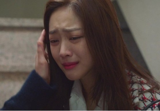 Mỗi tháng chồng đưa thêm 5 triệu, tôi tiêu thoải mái rồi sững sờ khi vô tình thấy anh cởi áo