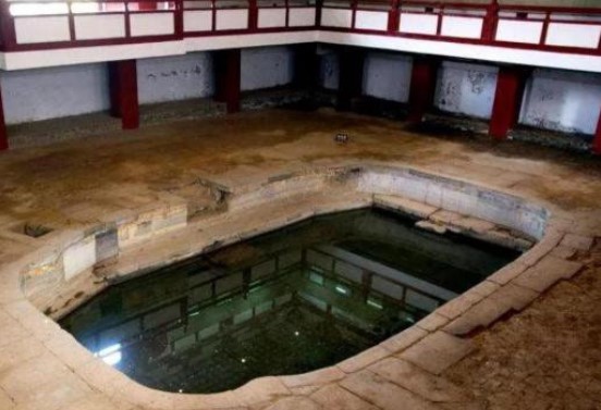 Khi Hoàng đế tắm, ai sẽ là người phục vụ?