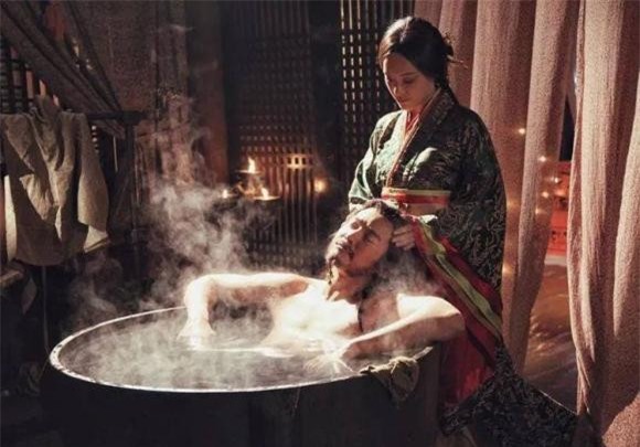 hầu hạ hoàng đế tắm 1 cung nữ, thái giám, hoàng đế, hoàng đế tắm, phi tần, hồ sơ tư liệu, hầu hạ hoàng đế tắm