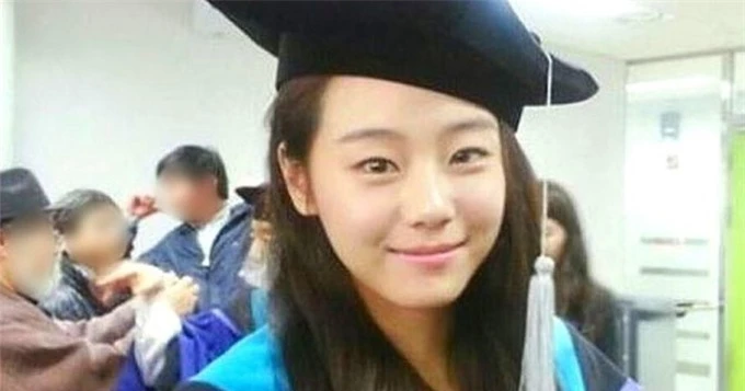 ... Lee Si Won đã có bằng Thạc sĩ tại Đại học Quốc gia Seoul