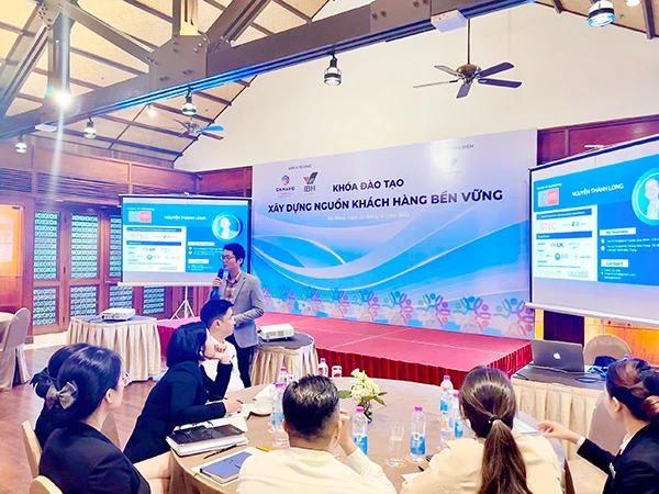 Kkhóa đào tạo “Xây dựng nguồn khách hàng bền vững” do Hội Khách sạn Đà Nẵng tổ chức ngày 23/10.