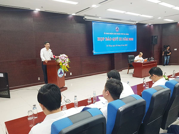 Ông Lê Sơn Phong - Phó Giám đốc Sở TT&TT Đà Nẵng phát biểu tại cuộc họp báo Quý III/2023 của UBND TP Đà Nẵng.