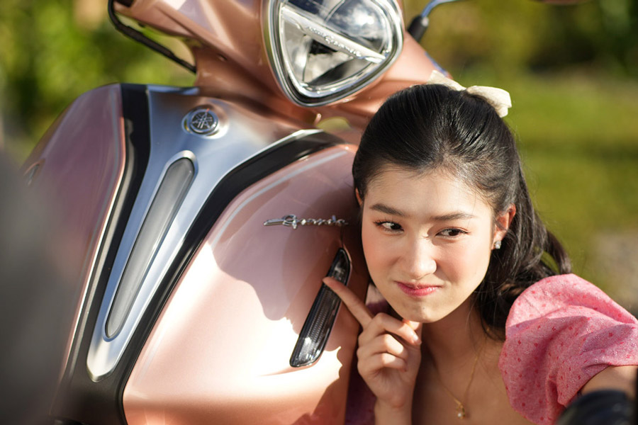 Vẻ đẹp tựa nữ thần của Á hậu Phương Nhi bên xe ga Yamaha