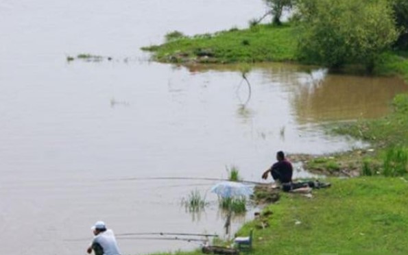 Câu cá hoang dã cuối thu, nước cạn hay nước sâu? Tốt nhất bạn nên chọn vị trí câu cá như thế này, cả cá sâu và cá cạn đều cắn