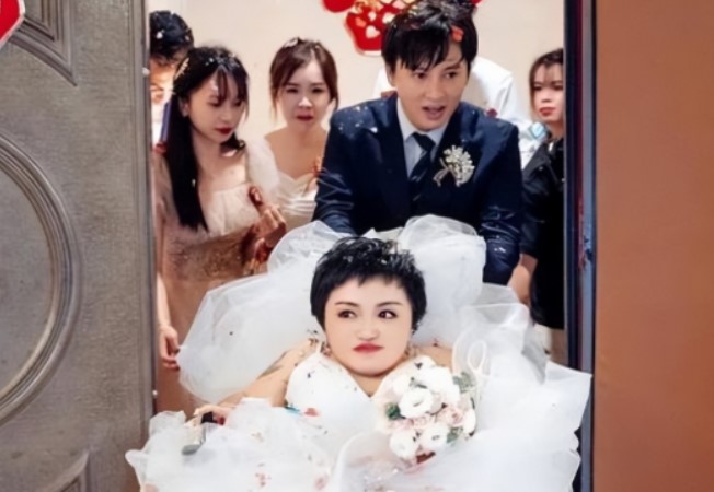 'Búp bê sứ' cao 80cm chi hơn 200 tỷ đồng tái hôn với trai tân kém 6 tuổi, cao 1m8 gây tranh cãi