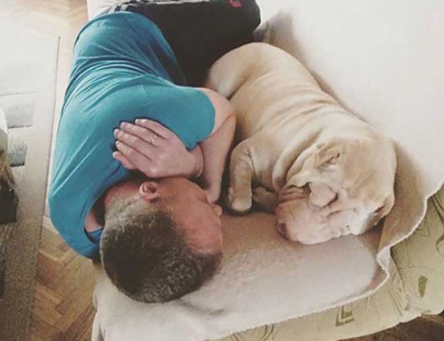 
Đêm tân hôn, ức chế tột cùng vì có "tình địch" xen vào giữa vợ chồng mà tôi không sao đuổi đi được