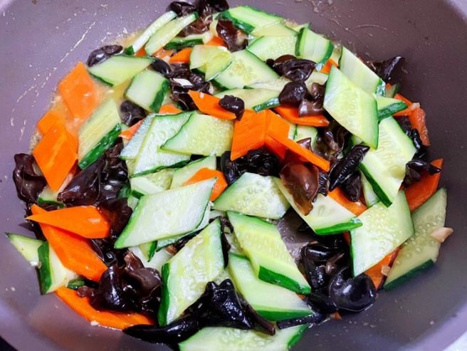 Quả này hay để ăn sống nhưng không ngờ đem xào lại ngon, nấu cùng thứ rau đen xì giàu protein chẳng kém gì thịt cực bổ