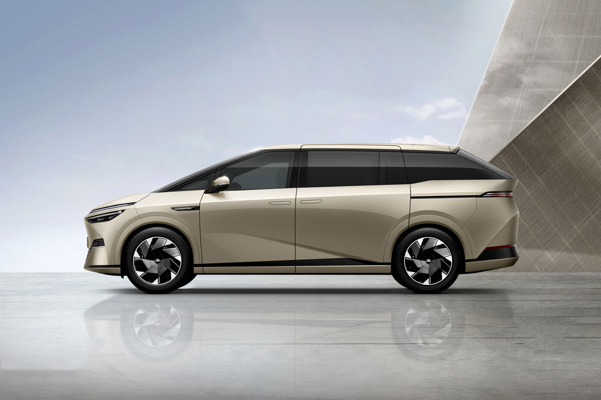 MPV lấy cảm hứng từ phi thuyền, công suất 503 mã lực