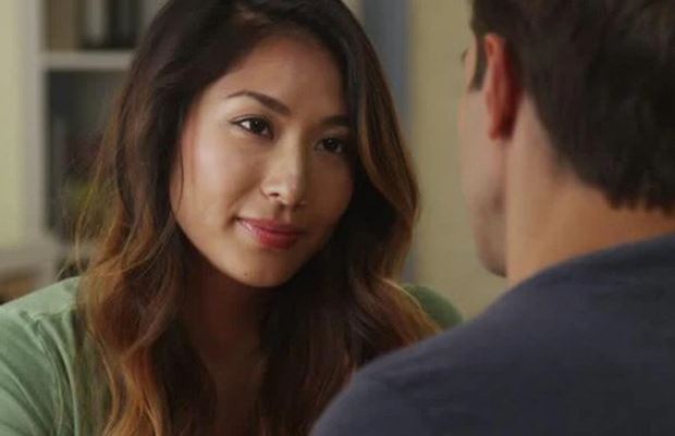 Chồng "chơi lớn" đặt hoa cả tháng cho bồ, thế nhưng mỗi lần về nhà anh lại thấy thứ tương tự trên mặt bàn cùng nụ cười ám ảnh đến run người của vợ