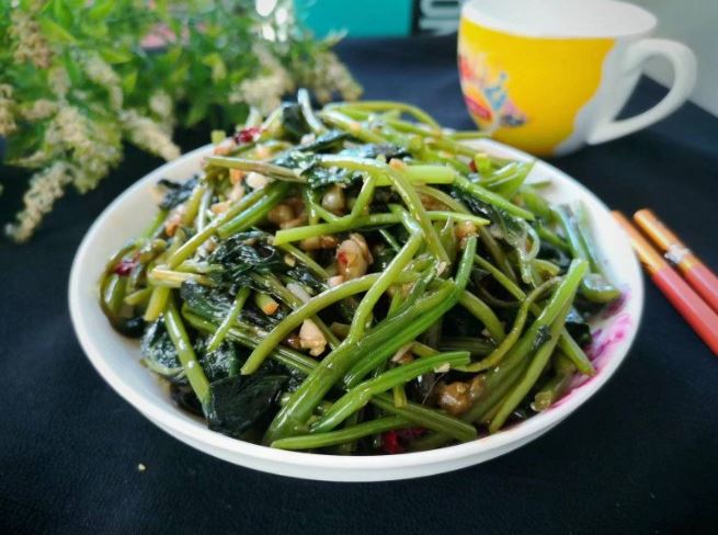 Cây này tưởng chỉ lấy củ nhưng phần lá tốt như thần dược, đem xào kiểu này được món đưa cơm