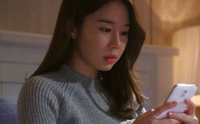 Đến gặp chồng cũ để thăm con, gõ cửa xong tôi hoảng hốt bỏ chạy khi thấy người ra mở cửa