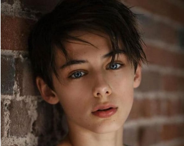 Điều gì đã xảy ra với cậu bé từng được công nhận là 'đẹp trai nhất thế giới'? Giờ trưởng thành diện mạo ra sao?