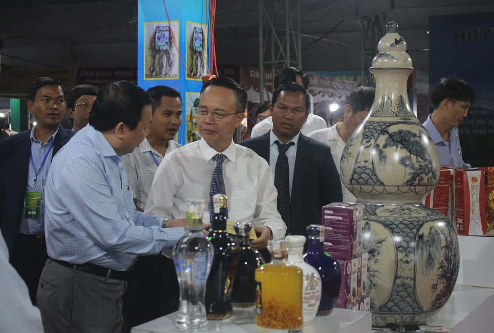 Cục trưởng Cục Công Thương địa phương thăm hỏi các doanh nghiệp tham gia trưng bày tại hội chợ.