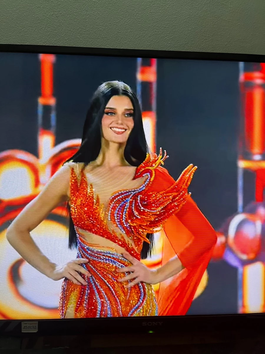 Á hậu 5 Miss Grand International 2023 - Miss Grand Netherlands với chiếc váy Phượng hoàng lửa.