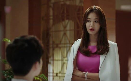 Vợ điên cuồng kiếm tiền nuôi chồng bệnh tật, mệt mỏi trở về nhà lúc 2h sáng thấy hai kẻ quấn quýt trên giường, thân phận "kẻ thứ ba" mới bất ngờ